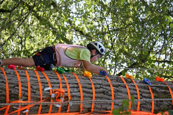 Jeunes s'amusant aux Jobard Games