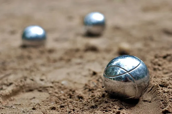 Boules de pétanque sur terrain