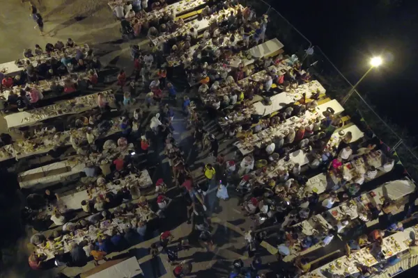 Grande tablée de fête, paquito au milieu